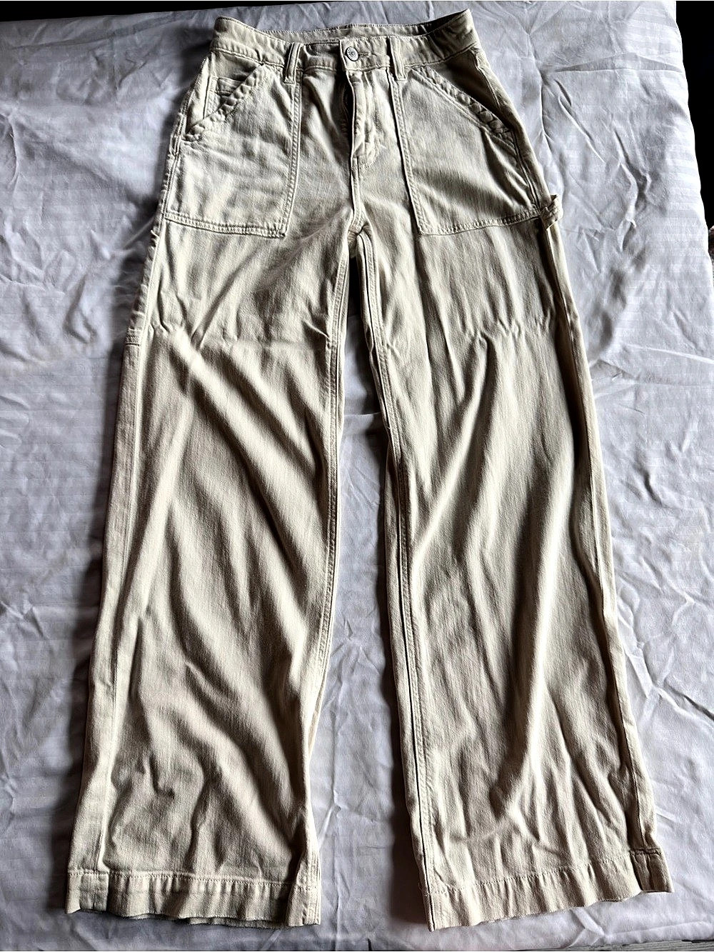 American Eagle Wide Leg Cargo Pants in Cream Size 0